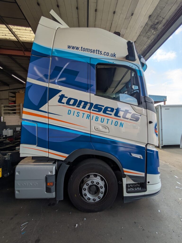 Tomsetts Distribution Volvo FH - side profile